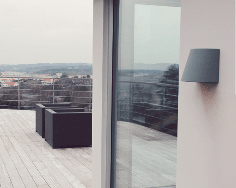 Mini Grau außenlampe Von Westal - Die Rückseite ist mit zwei Ein- und Ausgängen sowie einem Schnellanschlussklemmenblock ausgestattet und ermöglicht so eine einfache Installation.