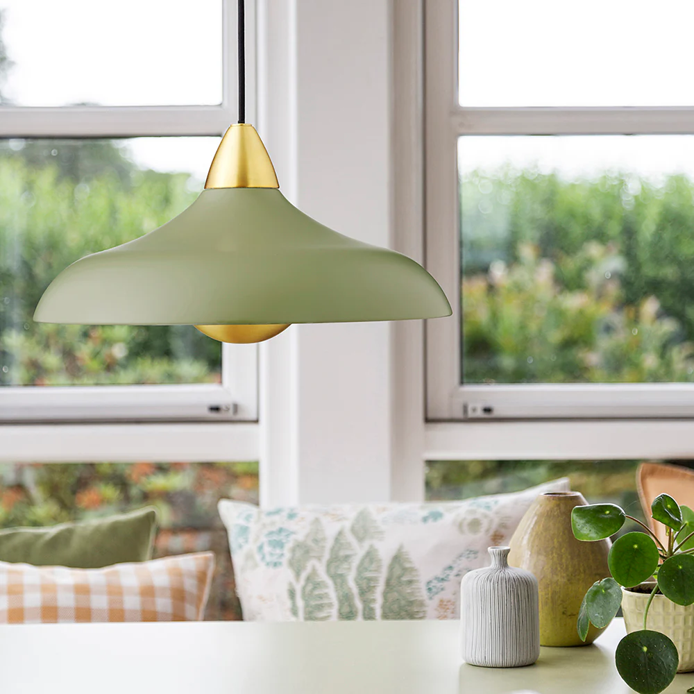 Urban Wide Ø36 Olivgrün hängelampe Von Superliving - Verschönern Sie Ihr Zuhause mit der modernen Pendelleuchte Urban Wide, einer stilvollen Kombination aus mattem olivgrünem Finish und eleganten Messingdetails.