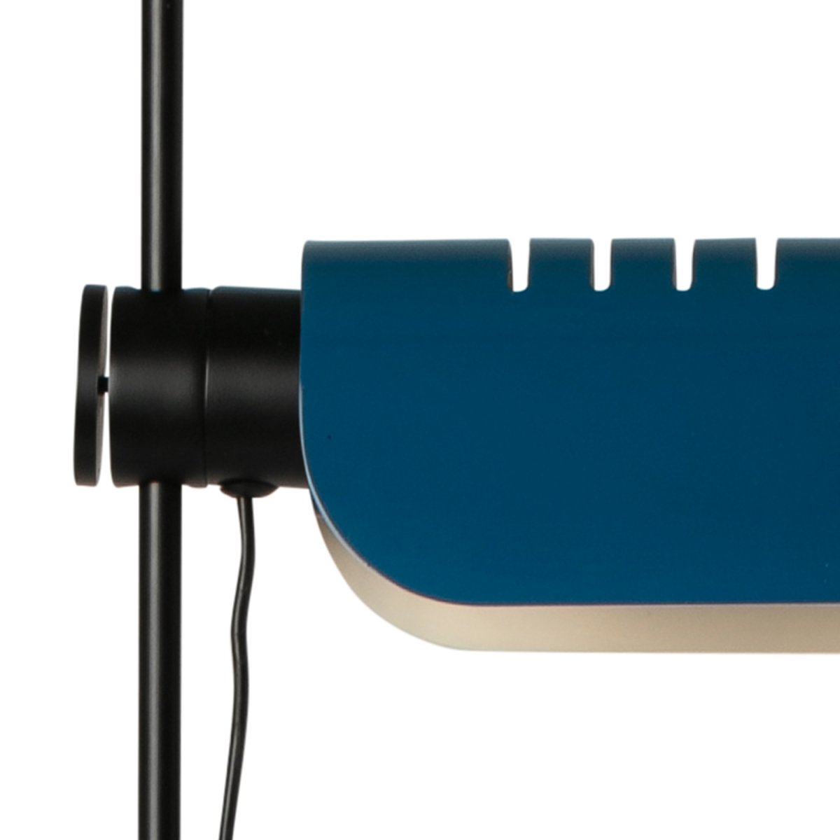 Martinica Blau stehlampe Von Faro Barcelona - Mit einer E27-Fassung und einer robusten Konstruktion ist Martinica stilvoll und praktisch zugleich &ndash; die perfekte Wahl f&uuml;r alle, die Charakter, Qualit&auml;t und kreative Beleuchtung verbinden m&ouml;chten.