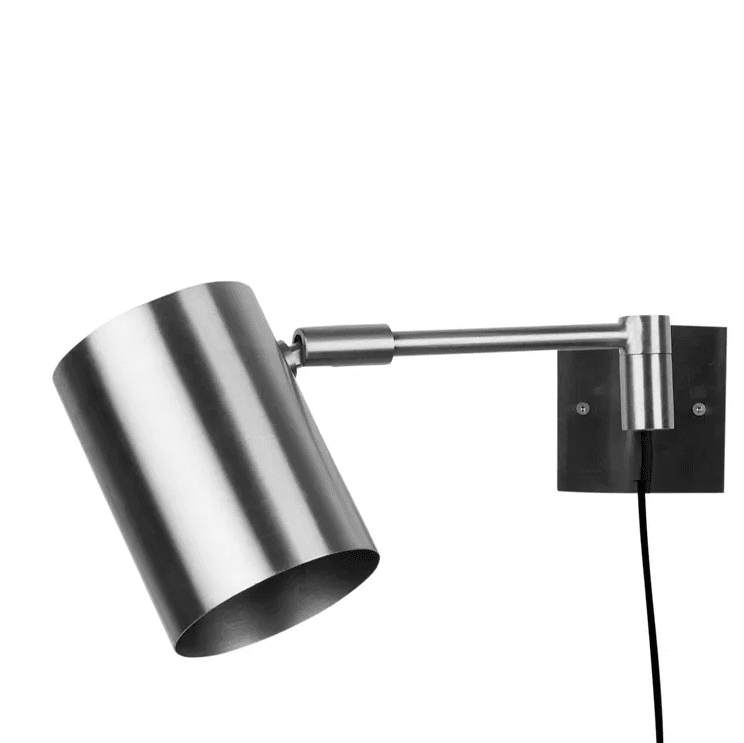 Hali Mattierter Stahl leselampe Von H. Skjalm P - Die Wandleuchte Hali aus mattiertem Stahl ist eine schlichte und elegante Leuchte, die sich perfekt für das Büro, den Flur oder als Leselampe im Schlafzimmer oder neben dem Sofa eignet.