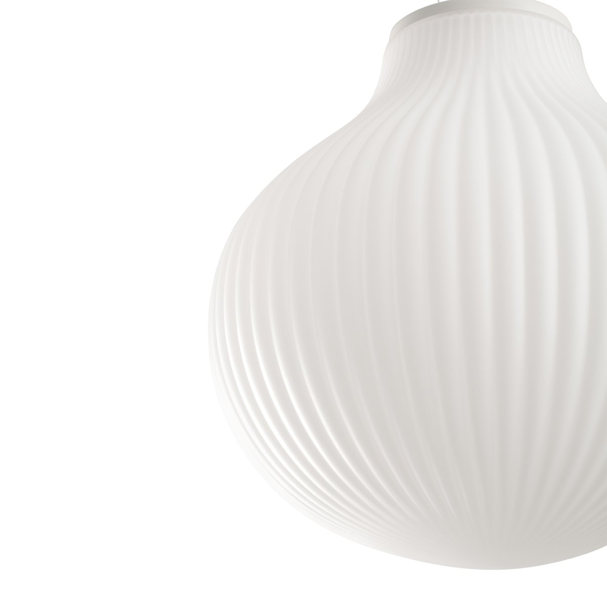 Isabelle Ø40 Weiß hängelampe Von Faro Barcelona - Das opalwei&szlig;e Glas verbreitet ein warmes und angenehmes Licht, w&auml;hrend die Oberfl&auml;che mit Schatten spielt und einen lebendigen Ausdruck erzeugt.