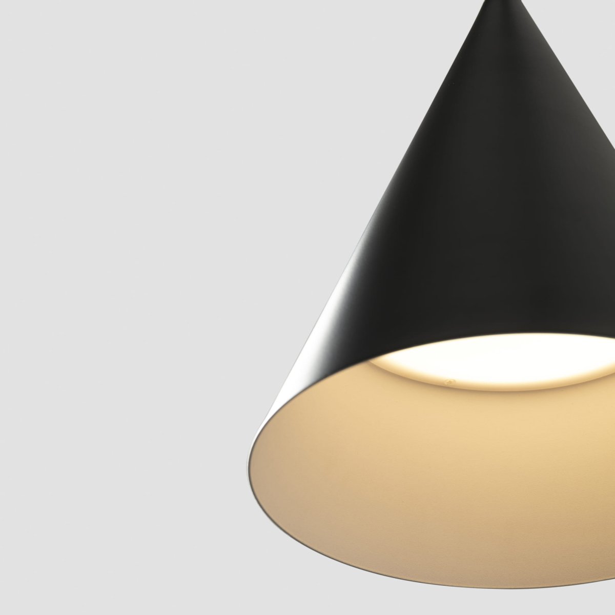 Lina Ø24 Schwarz hängelampe Von Faro Barcelona - Das stilvolle Design passt perfekt in Umgebungen, in denen eine anspruchsvolle, aber dezente Beleuchtung gew&uuml;nscht ist &ndash; ideal &uuml;ber Tischen, in K&uuml;chen oder in modernen Lounge-Umgebungen.