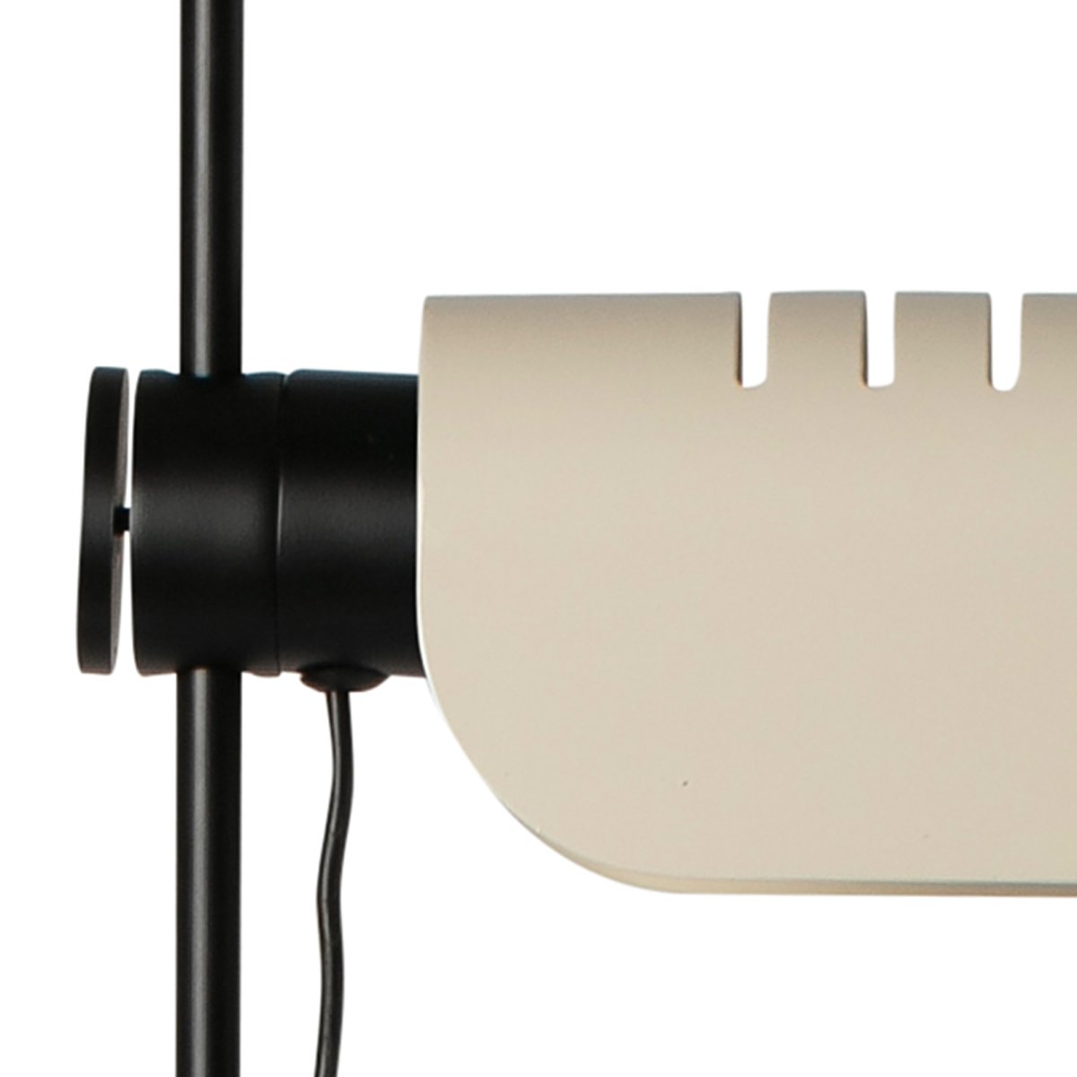 Martinica Beige stehlampe Von Faro Barcelona - Mit einer E27-Fassung und robuster Konstruktion ist Martinica stilvoll und praktisch zugleich &ndash; die perfekte Wahl f&uuml;r alle, die Charakter, Qualit&auml;t und kreative Beleuchtung verbinden m&ouml;chten.