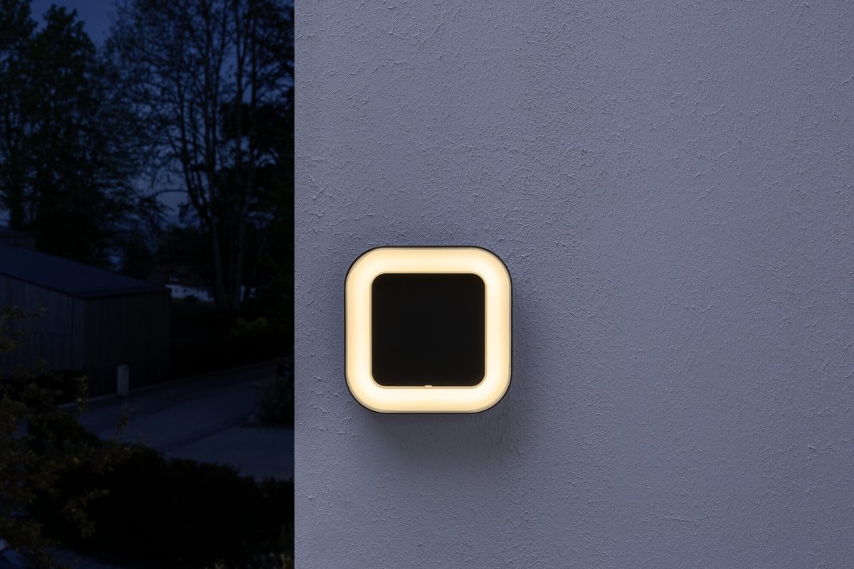 Square Dunkelgrau außenlampe Von Ledvance - Tillverkad av aluminium och med IP44-klassning &auml;r den t&aring;lig mot v&auml;der och passar perfekt f&ouml;r fasader, entr&eacute;er och uteplatser.