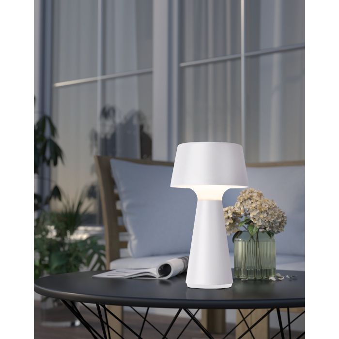 Huesa 30cm Weiß tragbare Von Eglo - Die Lampe hat die Schutzart IP44 und eignet sich daher perfekt für den Innen- und Außenbereich.