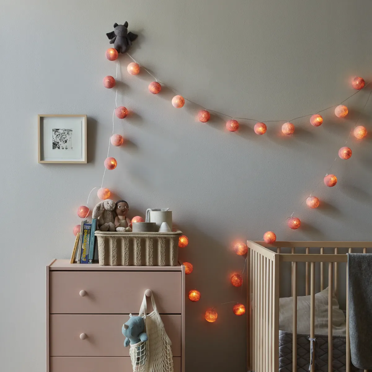 Irislights French rose 35-lights Rosa Von Irislights - Die Lichterkette French Rose von Irislights verbreitet Licht und sorgt f&uuml;r eine warme Atmosph&auml;re, egal in welchem Raum Sie sie aufh&auml;ngen.