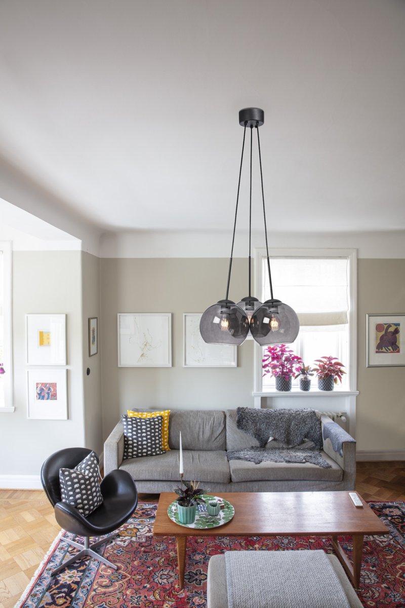 Salle Ø45 Rauchfarben hängelampe Von Cottex - Die Lampe besteht aus drei rauchfarbenen Glaskugeln, von denen eine an einer schwarzen Deckenlampe h&auml;ngt und ein stilvolles und industrielles Gef&uuml;hl vermittelt.