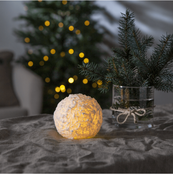 LED Kerze Snowball Weiß Von Star Trading - Wachskerze in Form eines Schneeballs, die in einem warmwei&szlig;en Schein leuchtet.