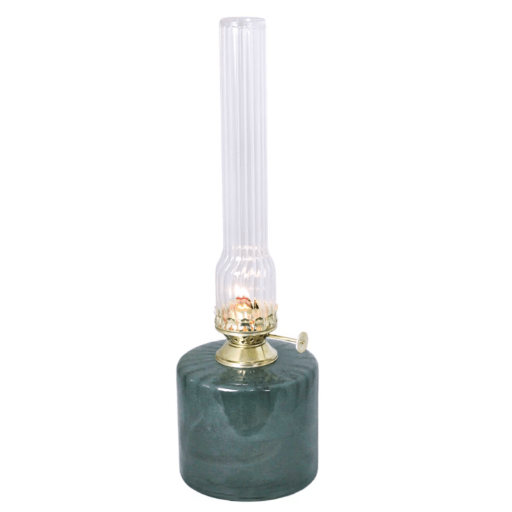 Kerosene lamp elvira big Grün Von Strömshaga - Die Lampe besteht zu 50&ndash;60 % aus recyceltem Glas und passt zu Docht Artikelnummer 116210 und Brennern mit den Artikelnummern 139420G oder 121810G.