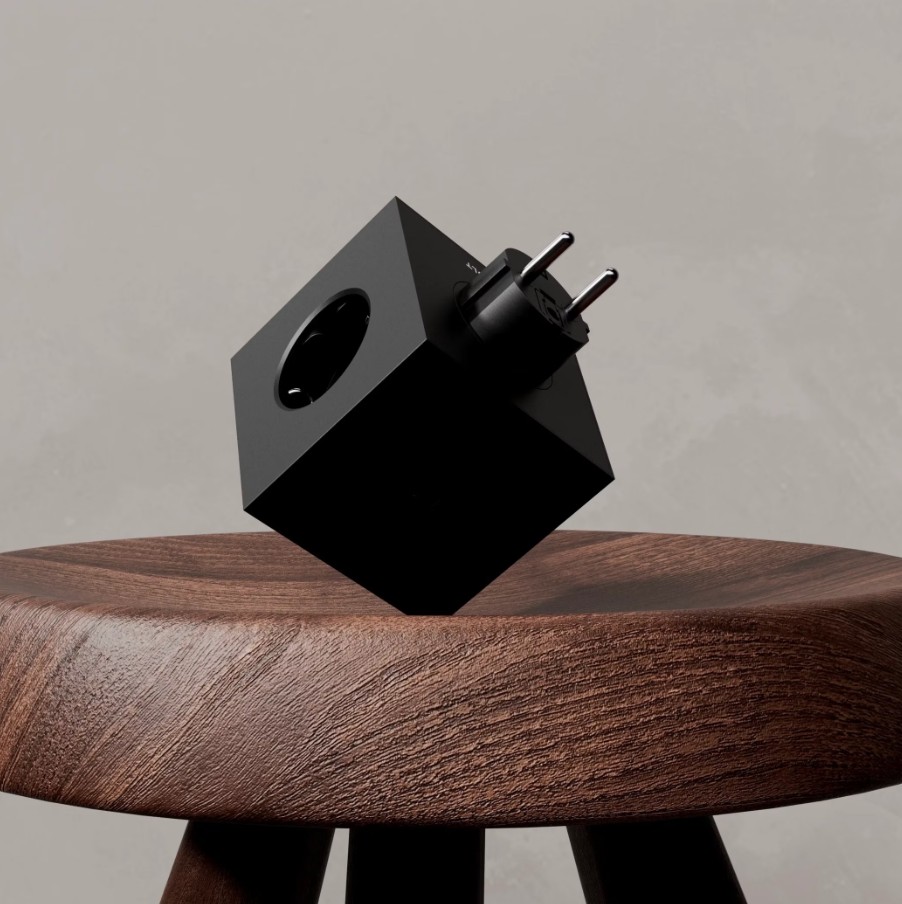 Square 2 Socket extender with 30W Dual USBC Schwarz Von Avolt - Steckdosenverl&auml;ngerung von Avolt im stylischen Design mit einem W&uuml;rfel aus recyceltem Kunststoff und einer Magnetplatte an der Unterseite zum Aufh&auml;ngen an der Wand.