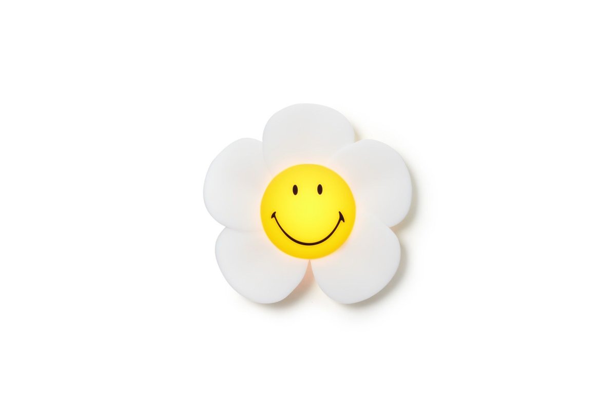 Smiley Daisy Day Light kinderlampe Von Mr Maria - Es ist kabellos und verf&uuml;gt &uuml;ber eine selbstklebende Platte, die an glatten Oberfl&auml;chen wie Holz, Fliesen oder Metall haftet.