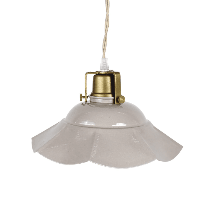 Frida Ø25 Beige fensterlampe Von Strömshaga - Die Lampe hat ein naturfarbenes gedrehtes Textilkabel und eine Messingfassung.