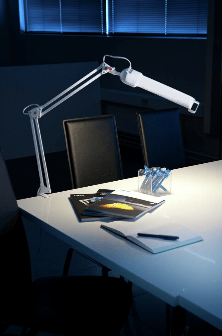 Campus Weiß klemmlampe Von Airam - Die Leuchte l&auml;sst sich mithilfe einer mitgelieferten flexiblen Tischhalterung einfach an der Tischplatte oder Theke befestigen.