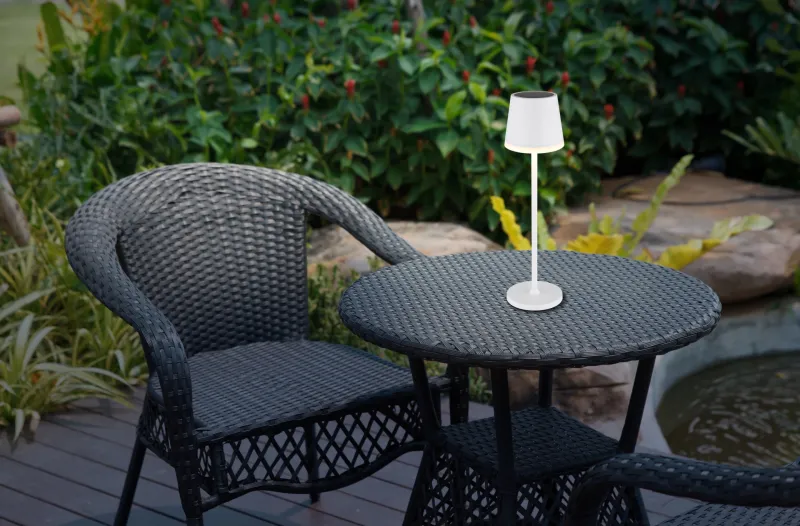 Bordslampa LED Weiß solarleuchte Von Globo Lighting - Den diskreta designen sm&auml;lter in i alla milj&ouml;er och med IP44-klassning &auml;r den t&aring;lig mot v&auml;der och vind.