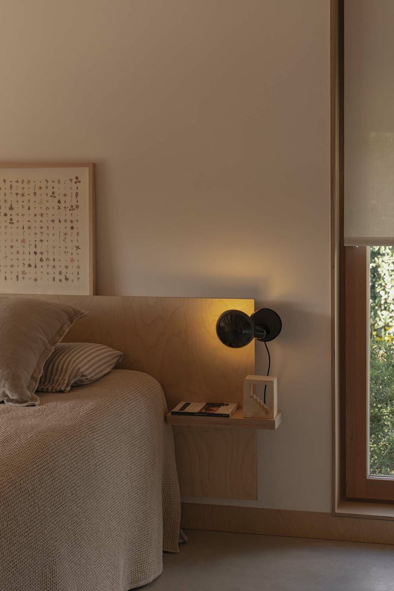 Bela 24cm Schwarz schreibtischlampe Von Faro Barcelona - Dank ihrer praktischen Klemmfunktion l&auml;sst sie sich einfach an Kopfteilen, Regalen oder Schreibtischen befestigen &ndash; perfekt zum Arbeiten und Entspannen.