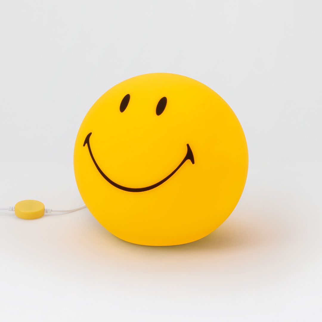 Smiley Star Light Gelb kinderlampe Von Mr Maria - Smiley, bekannt und beliebt für seine Geschichten und seinen stilvollen Ausdruck, wird zu einem einzigartigen und beruhigenden Detail im Raum.