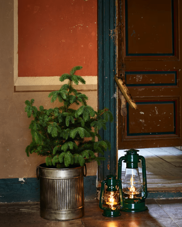 Storm Lantern small Grün Von Strömshaga - Kleine Sturmlaterne/Petroleumlampe in Gr&uuml;n mit Messingdetails.