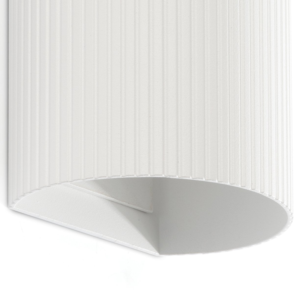 Sole 15cm Weiß gerillt wandlampe Von Faro Barcelona - Sie ist in zwei Gr&ouml;&szlig;en erh&auml;ltlich und kann Licht in eine oder zwei Richtungen abgeben.