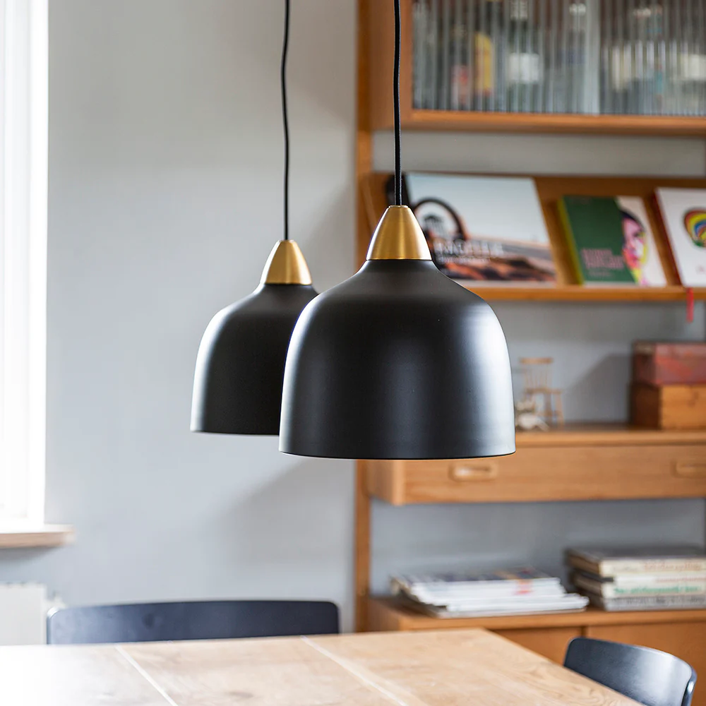 Urban Ø24 Schwarz hängelampe Von Superliving - Mit seiner einzigartigen Form und den hochwertigen Materialien ist Urban nicht nur eine Beleuchtungsl&ouml;sung &ndash; es wird eine Designikone in Ihrem Interieur.