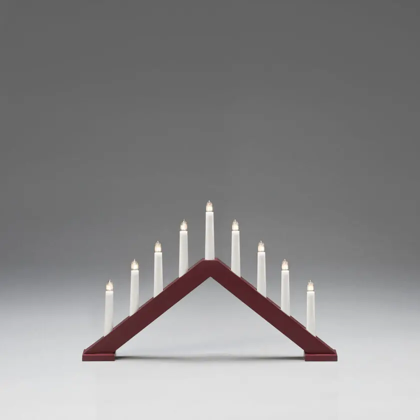 Candelabra 9 Lights Mattes Dunkelrot Von Konstsmide - Die klassische Dreiecksform mit neun Kerzen sorgt f&uuml;r einen warmen und stimmungsvollen Schein, der die Adventszeit versch&ouml;nert.