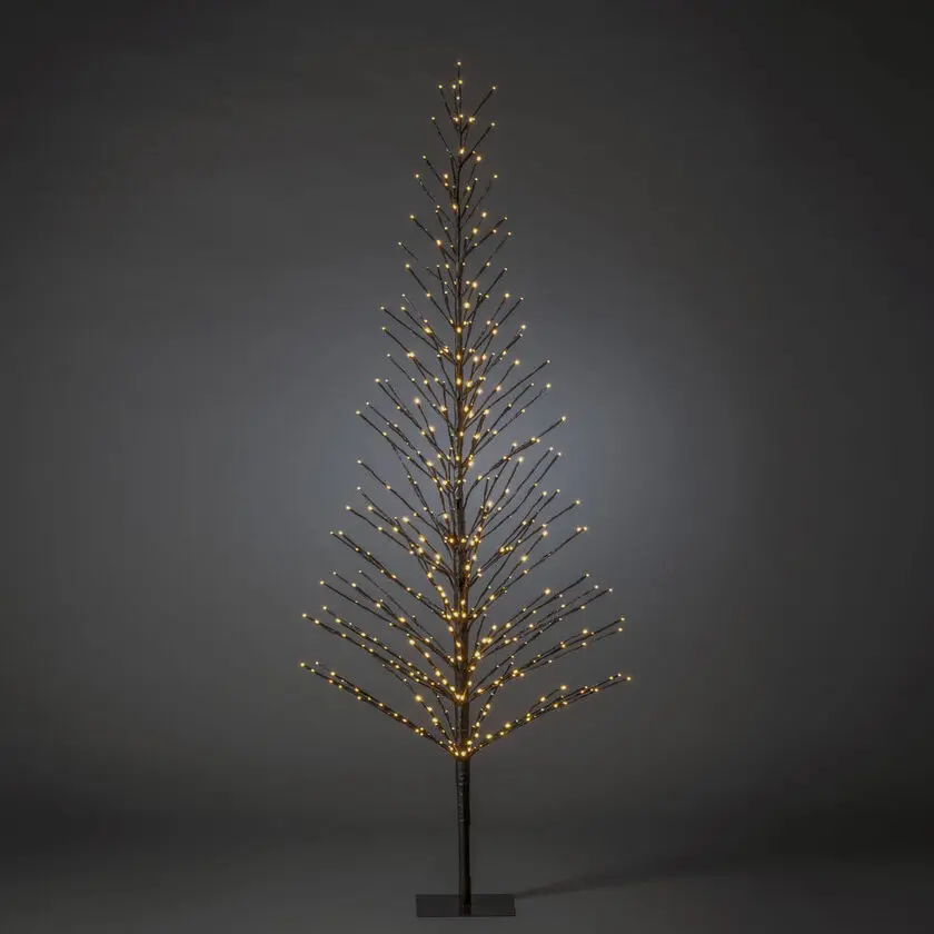 Schwarzes Holz 210cm Schwarz Von Konstsmide - Ein eleganter schwarzer Dekobaum, der den Winter mit 504 warmen bernsteinfarbenen LED-Lichtern im Dauer- und Gl&uuml;hw&uuml;rmcheneffekt erhellt.