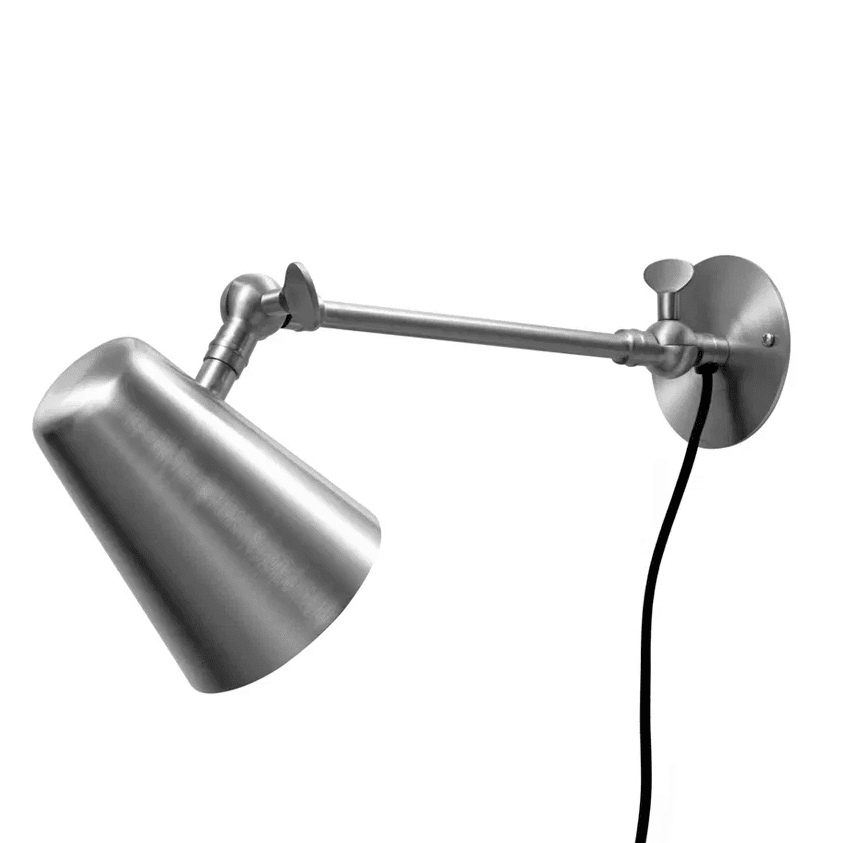Vala Long 42cm Gebürsteter Stahl wandlampe Von H. Skjalm P - verf&uuml;gt &uuml;ber einen verstellbaren Schirm und einen verl&auml;ngerten Arm, sodass Sie das Licht perfekt dorthin lenken k&ouml;nnen, wo Sie es haben m&ouml;chten.