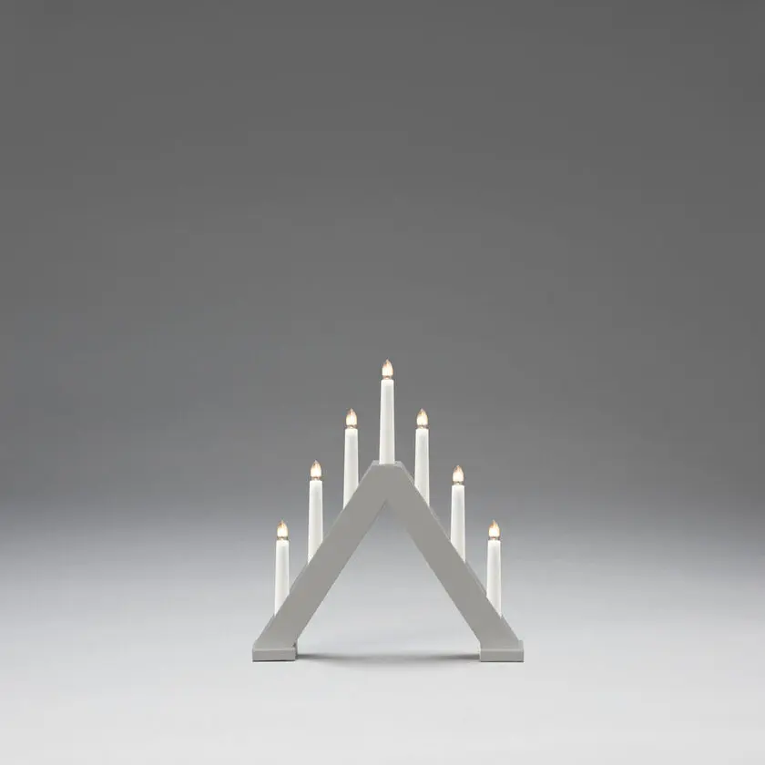 Candelabra 7 Lights Grau Von Konstsmide - Schaffen Sie eine stilvolle und moderne Weihnachtsatmosph&auml;re mit diesem eleganten Adventsleuchter aus matt grau lackiertem Holz.