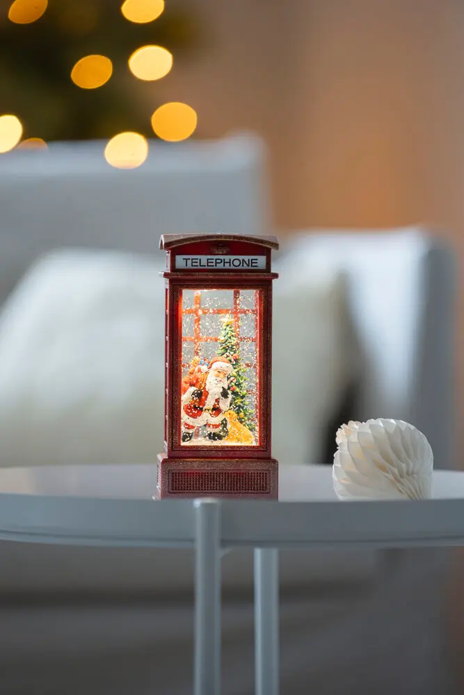 Wassergefüllte Laterne Telefonzelle ROT Von Konstsmide - Stromversorgung &uuml;ber 3 AA-Batterien (nicht im Lieferumfang enthalten) oder mit dem mitgelieferten 1,8 m langen wei&szlig;en Kabel und Stecker.