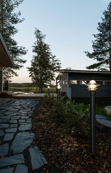 Käpylä 110cm Schwarz pollarleuchten Von Airam - Eine Glaskuppel sch&uuml;tzt die Lichtquelle und lenkt das Licht sowohl nach oben als auch nach unten und zwischen die farblich passenden Stahllamellen der Leuchte.