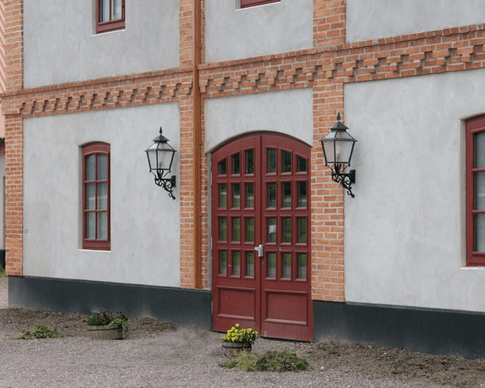 Eriksberg Oxidiertes Kupfer außenlampe Von Westal - Die Laterne hat einen unteren Teil aus antikem schwarzem Schmiedeeisen und einen oberen Teil aus stark oxidiertem Kupfer, was ihr ein elegantes und zeitloses Design verleiht.