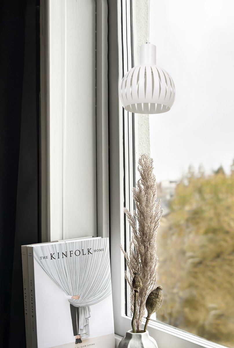 Grafika Ø15 Weiß fensterlampe Von Aneta Lighting - Der Schirm ist mit Schlitzen versehen, die f&uuml;r einen interessanten Lichteffekt im Raum sorgen.