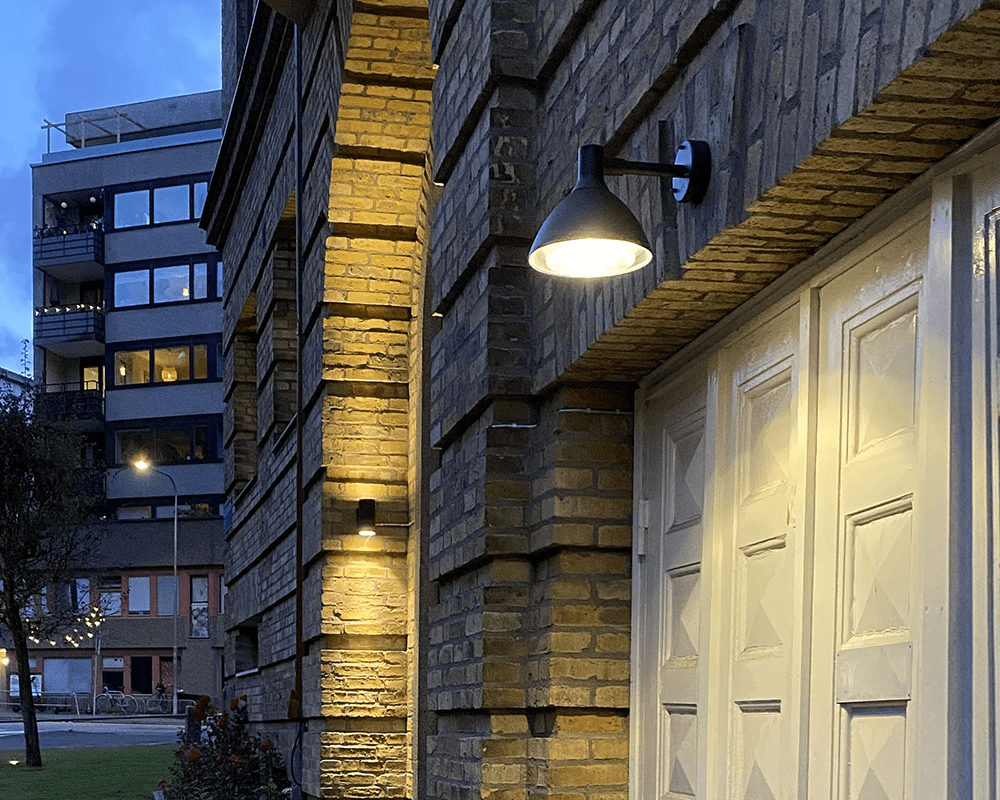 Ark Mini Anthrazit außenlampe Von Westal - Die Ark Mini-Wandleuchte ist eine Wandleuchte mit blendfreiem Downlight aus verchromtem und pulverbeschichtetem Aluminium mit Blendschutz aus PET-G.