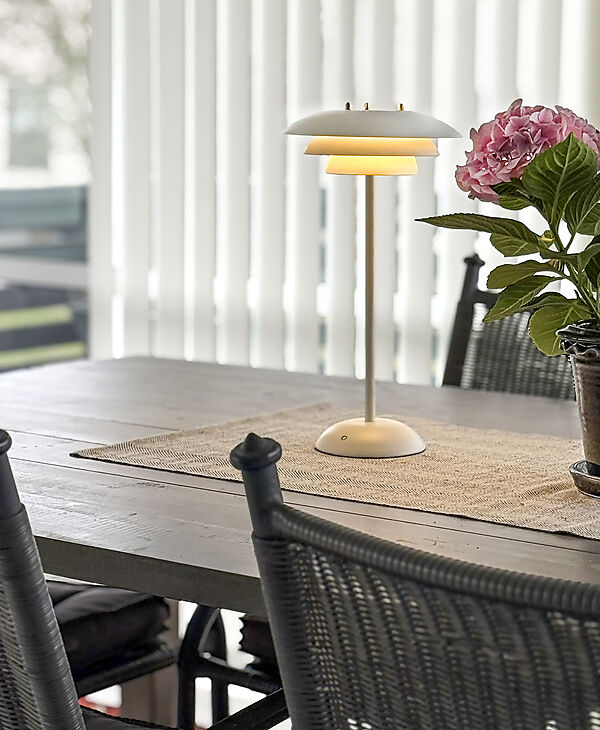 Epsilon 37cm Weiß tragbare Von Aneta Lighting - Epsilon ist eine elegante, tragbare Tischleuchte f&uuml;r den Innenbereich mit zeitlosem Design und einem diskret am Sockel angebrachten Touch-Dimmer.