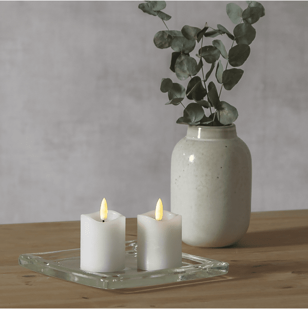 LED Stumpenkerze Flamme Weiß Von Star Trading - 2er-Pack Blockkerzen mit einer sehr nat&uuml;rlichen Flamme, die in einem warmwei&szlig;en Schein leuchtet.