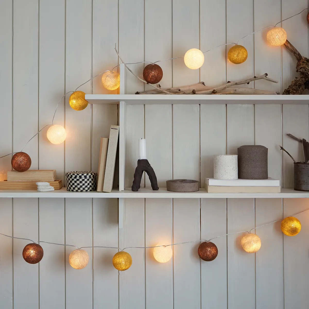 Irislights Biscotti 35-lights Braun Von Irislights - Mit ihrem warmen Licht und den erdigen Farben Braun, Beige und Wei&szlig; ist Biscotti ein beliebtes Einrichtungsdetail f&uuml;r Gro&szlig; und Klein.