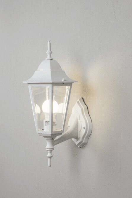 Kartano Weiß außenlampe Von Airam - Die Wandleuchte Kartano Up passt in eine traditionelle kleine Hausumgebung.