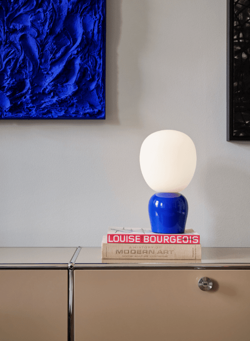 Buddy 34cm Blau tischlampe Von Belid - Mit ihrem gleichm&auml;&szlig;igen Licht und dem raffinierten Design f&uuml;gt sich Buddy harmonisch in jedes Zuhause ein &ndash; ein Begleiter, der Licht und Charakter &uuml;ber Generationen hinweg verbreitet.