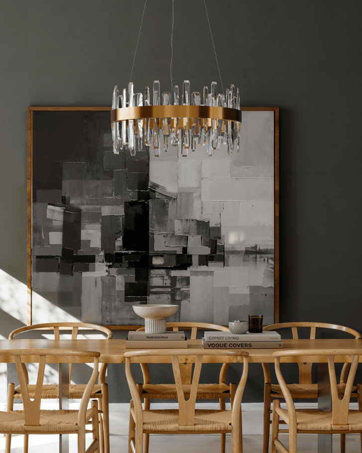 Triumph Ø60 Messing hängelampe Von By Rydéns - Die asymmetrische Form verleiht der Leuchte einen klassischen und zugleich modernen Touch, w&auml;hrend die Messingdetails f&uuml;r W&auml;rme und Eleganz sorgen.