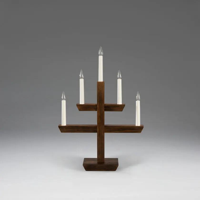 Wooden Candelabra 5 Lights Brauner Fleck Von Konstsmide - Moderner Kerzenst&auml;nder aus braun gebeiztem Holz&auml; mit stilvollem Design und f&uuml;nf wundersch&ouml;n leuchtenden Lichtern.