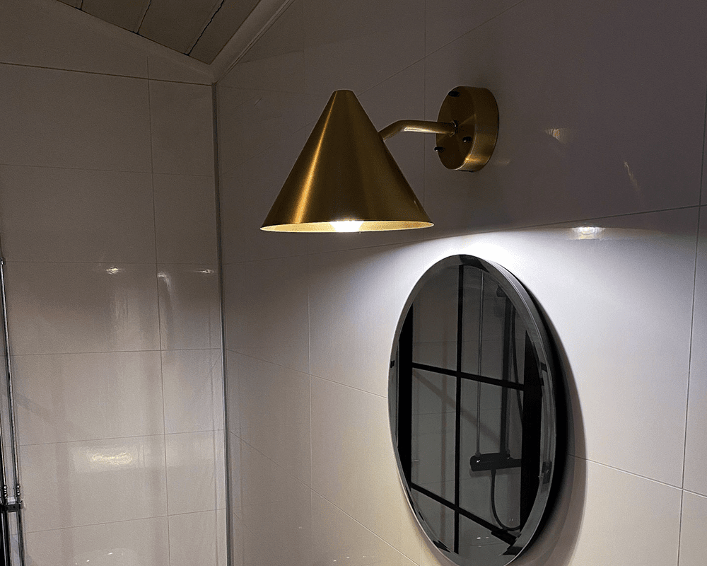 Tratt Messing außenlampe Von Westal - Die Leuchte eignet sich gleichermaßen für den Innen- und Außenbereich und bietet eine zeitlose und stilvolle Lichtlösung.