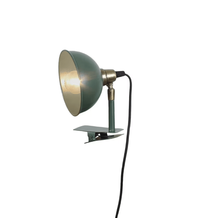 Pelle Grün klemmlampe Von Strömshaga - Durch die Klemme l&auml;sst sich die Lampe leicht bewegen.