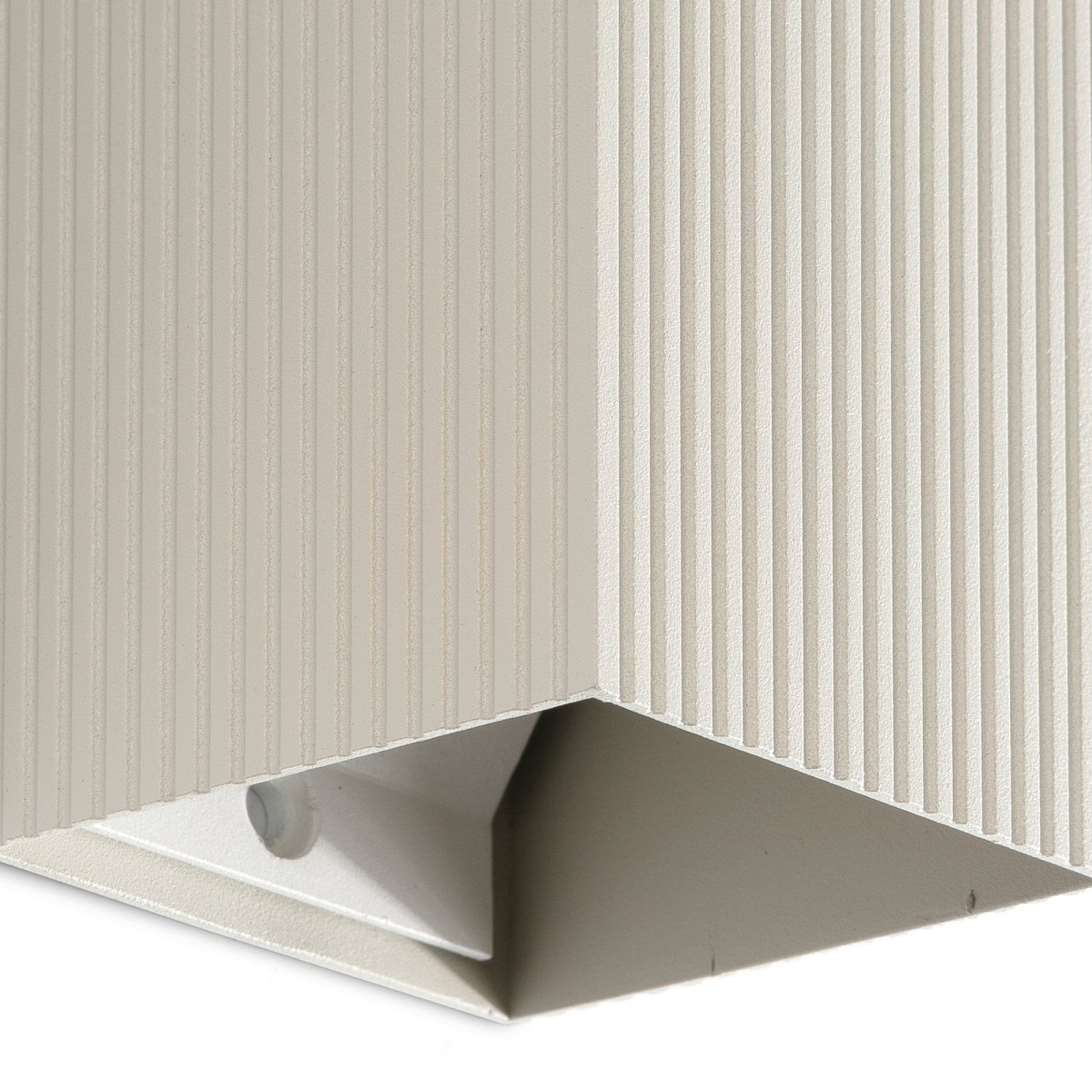 Lune 10cm Grau geriffelt wandlampe Von Faro Barcelona - Lune ist eine quadratische Wandleuchte mit grau gerippter Oberfl&auml;che, die Funktion und Form vereint.