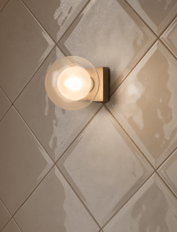 Perla Gold/Messing badezimmerlampe Von Faro Barcelona - Sie eignet sich ideal zur Beleuchtung eines Spiegels und sorgt f&uuml;r eine elegante und stilvolle Lichtverteilung im Badezimmer.