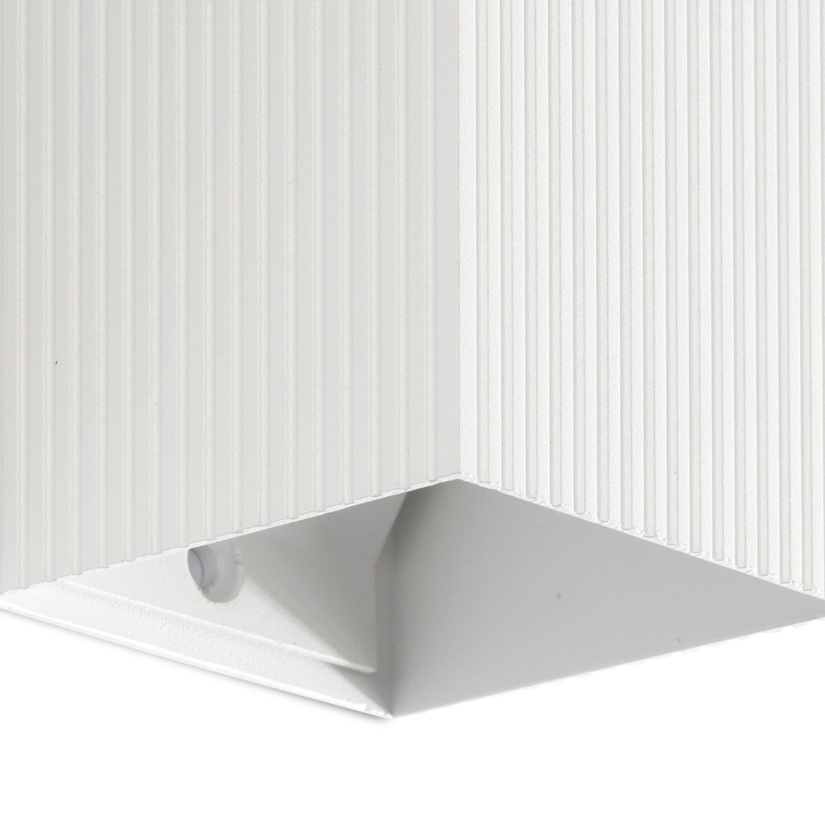 Lune 10cm Weiß gerillt wandlampe Von Faro Barcelona - Lune ist eine quadratische Wandleuchte mit wei&szlig;er, geriffelter Oberfl&auml;che, die Funktion und Form vereint.