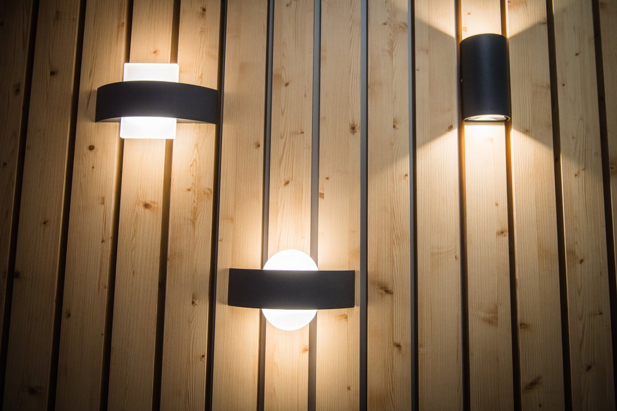 Shield Square Dunkelgrau außenlampe Von Osram - Tillverkad av aluminium och med IP44-klassning &auml;r den t&aring;lig mot v&auml;der och passar perfekt f&ouml;r fasader, entr&eacute;er och uteplatser.