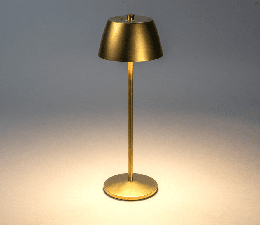 Èze 32cm Mattgold tragbare Von Konstsmide - Die Lampe ist mit einem Touch-Dimmer ausgestattet, sodass Sie die Helligkeit und Farbtemperatur von warmgelbem Licht bis hin zu warmwei&szlig;em Licht einstellen k&ouml;nnen.