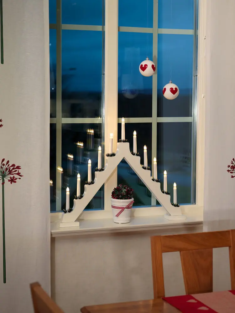 Candelabra 11 Lights Weiß Von Konstsmide - Mit seinen 11 Kerzen in klassischer Trapezform und dekorativen Manschetten sorgt er f&uuml;r eine warme und festliche Atmosph&auml;re im Zuhause.