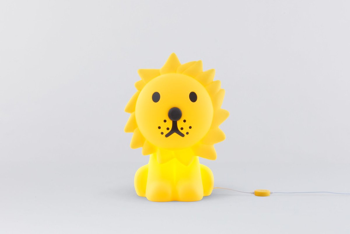 Lion Star Light Gelb kinderlampe Von Mr Maria - Der Löwe, bekannt und beliebt für seine Geschichten und seinen stilvollen Ausdruck, wird zu einem einzigartigen und beruhigenden Detail im Raum.