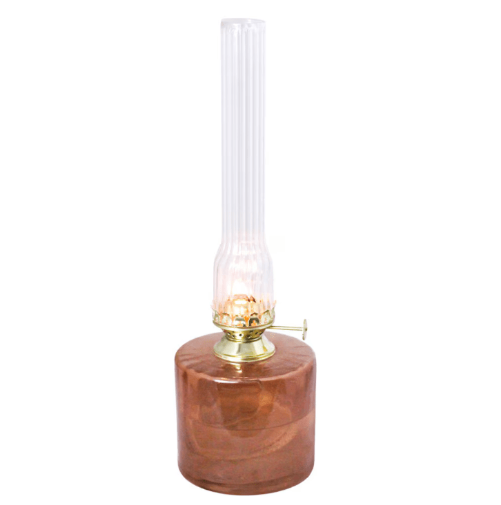 Kerosene lamp elvira big Braun Von Strömshaga - Die Lampe besteht zu 50&ndash;60 % aus recyceltem Glas und passt zu Docht Artikelnummer 116210 und Brennern mit den Artikelnummern 139420G oder 121810G.