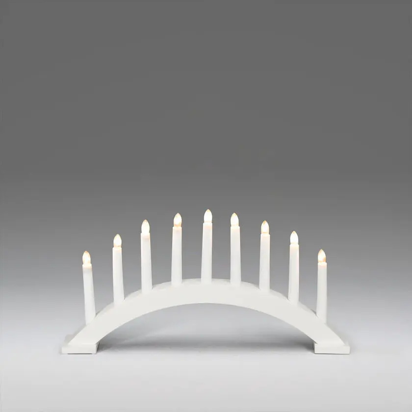 Candelabra 9 Lights Weiß Von Konstsmide - Verbreiten Sie mit diesem eleganten Adventsleuchter aus wei&szlig; lackiertem Holz einen sanften und warmen Schein in der winterlichen Dunkelheit.